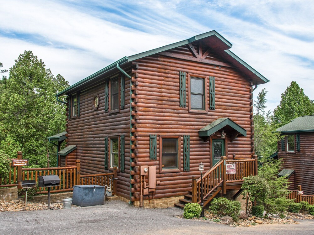 Celebration Lodge, 4 Bedrooms, Sleeps 18, Pool Table, Hot Tub