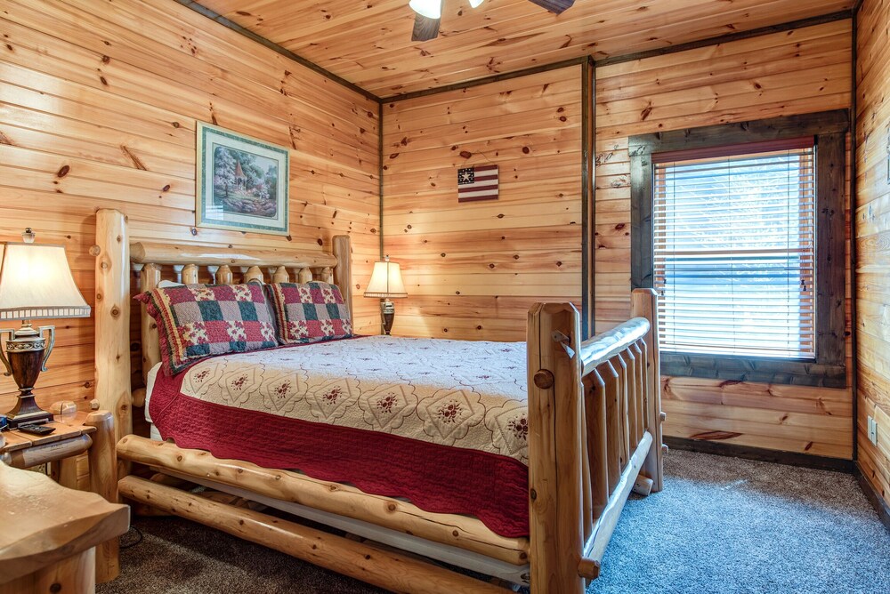 Celebration Lodge, 4 Bedrooms, Sleeps 18, Pool Table, Hot Tub