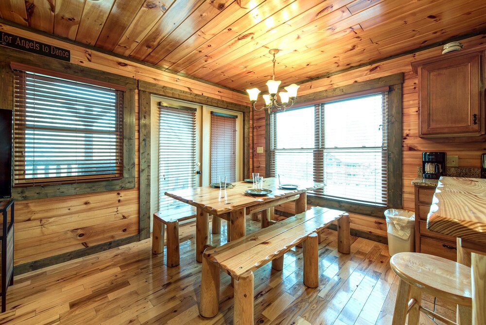 Celebration Lodge, 4 Bedrooms, Sleeps 18, Pool Table, Hot Tub