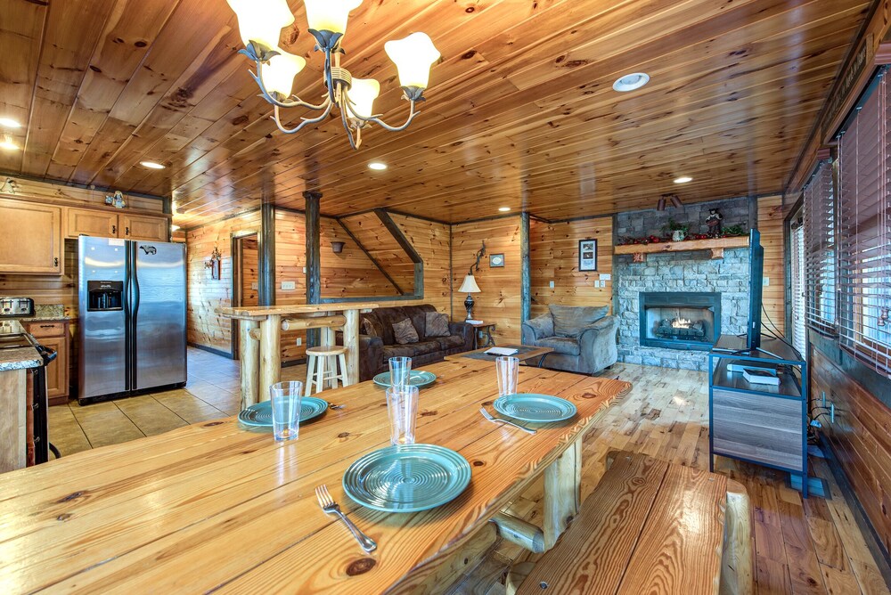 Celebration Lodge, 4 Bedrooms, Sleeps 18, Pool Table, Hot Tub