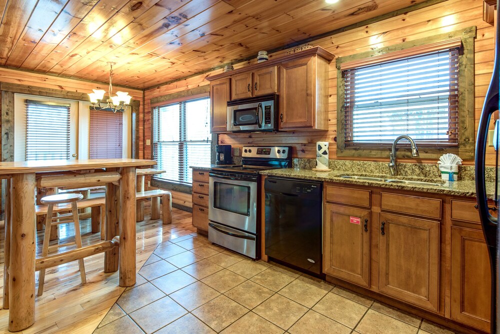 Celebration Lodge, 4 Bedrooms, Sleeps 18, Pool Table, Hot Tub