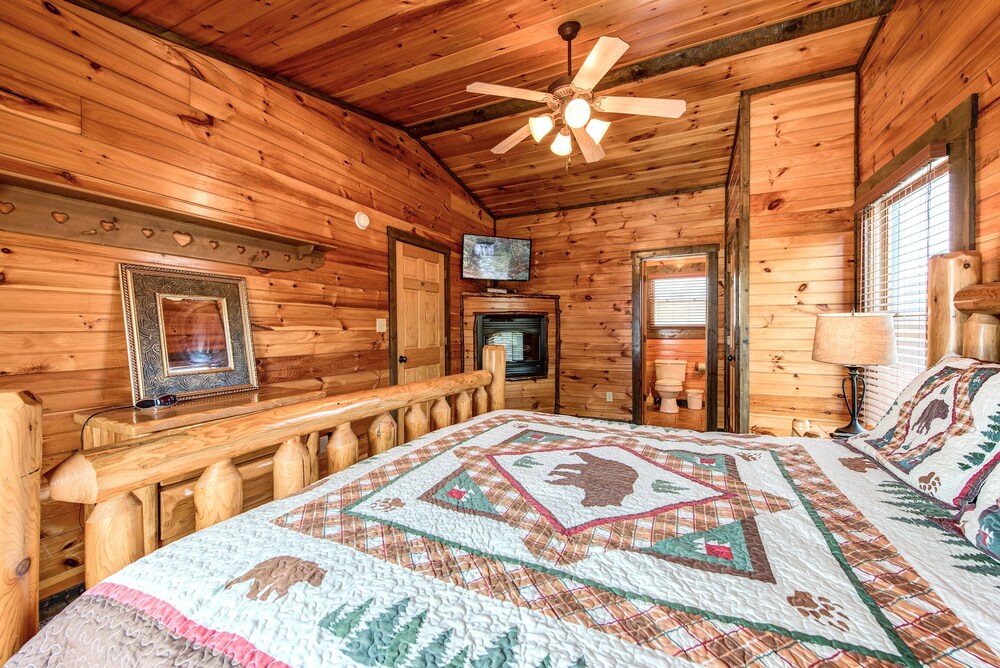 Celebration Lodge, 4 Bedrooms, Sleeps 18, Pool Table, Hot Tub