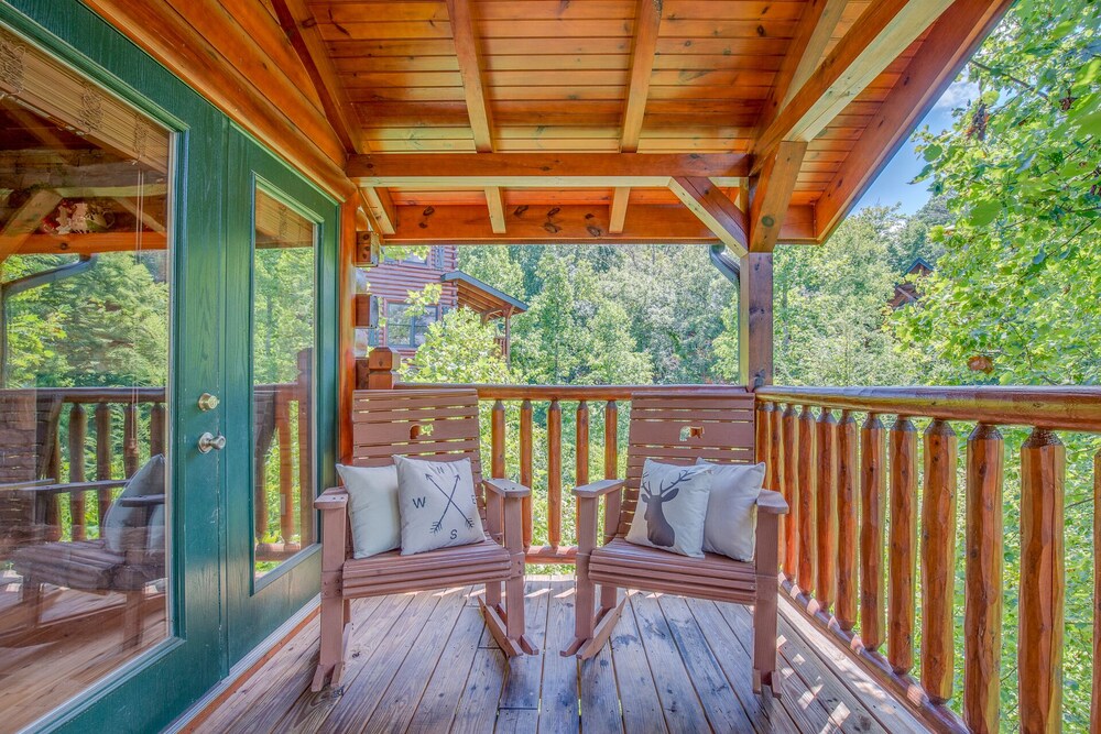 Celebration Lodge, 4 Bedrooms, Sleeps 18, Pool Table, Hot Tub