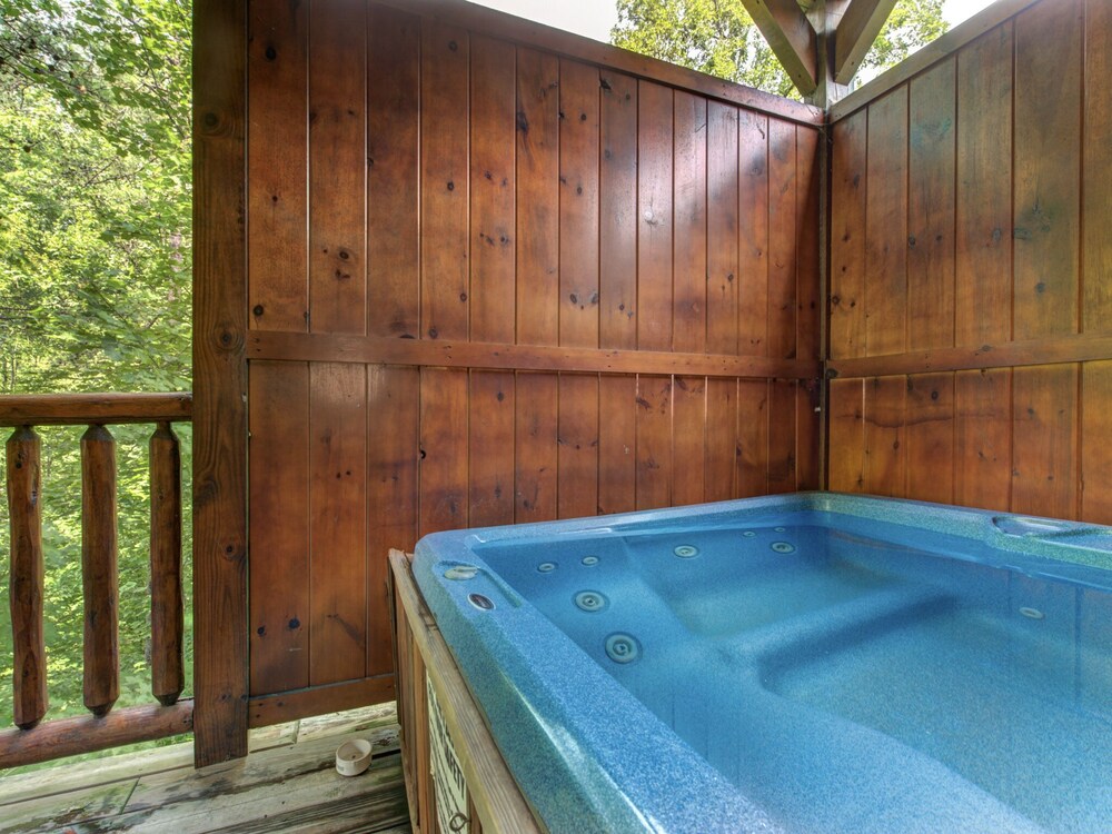 Celebration Lodge, 4 Bedrooms, Sleeps 18, Pool Table, Hot Tub