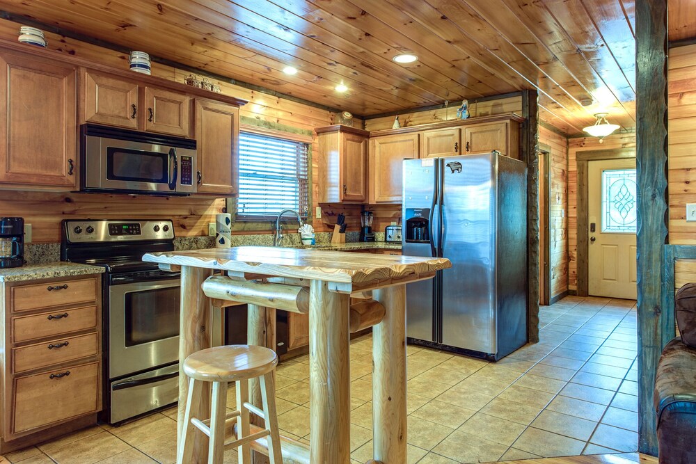 Celebration Lodge, 4 Bedrooms, Sleeps 18, Pool Table, Hot Tub