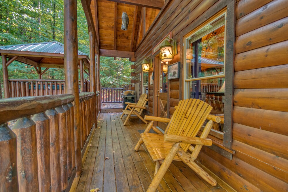 Cabin in between Gatlinburg and Pigeon Forge Falcon Crest 2911