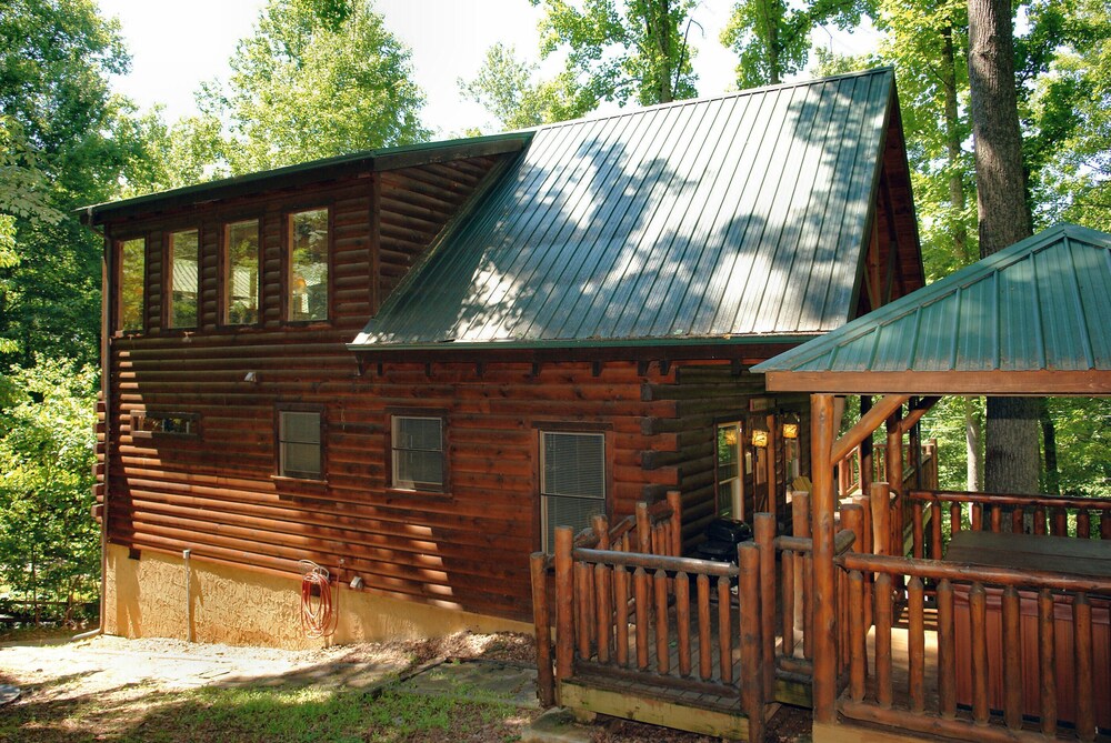 Cabin in between Gatlinburg and Pigeon Forge Falcon Crest 2911