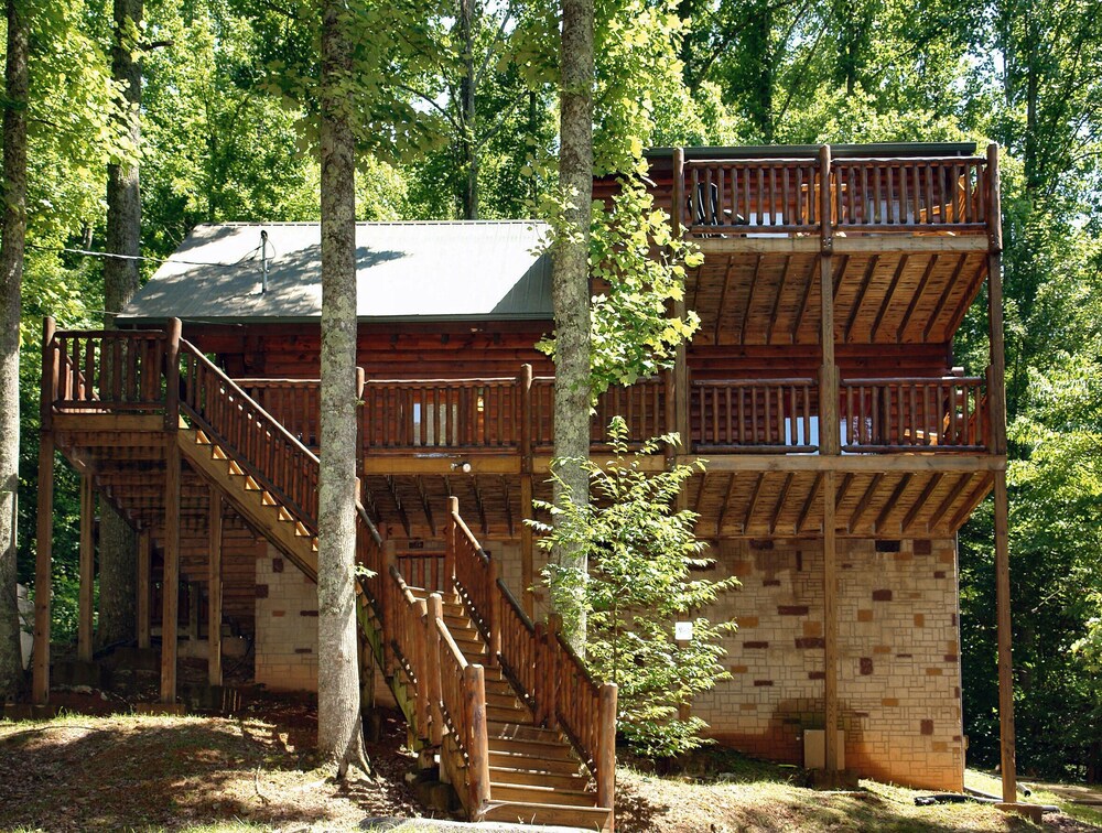 Cabin in between Gatlinburg and Pigeon Forge Falcon Crest 2911