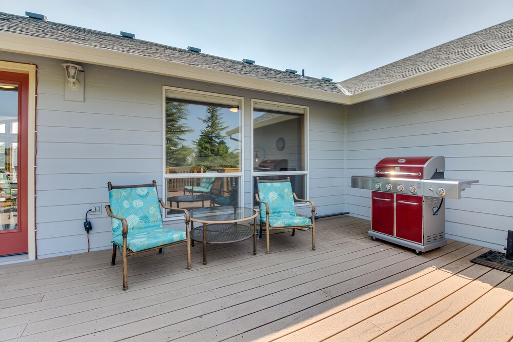 Mac Haven Home with Deck, Fireplace & Firepit - Near Downtown & Wineries