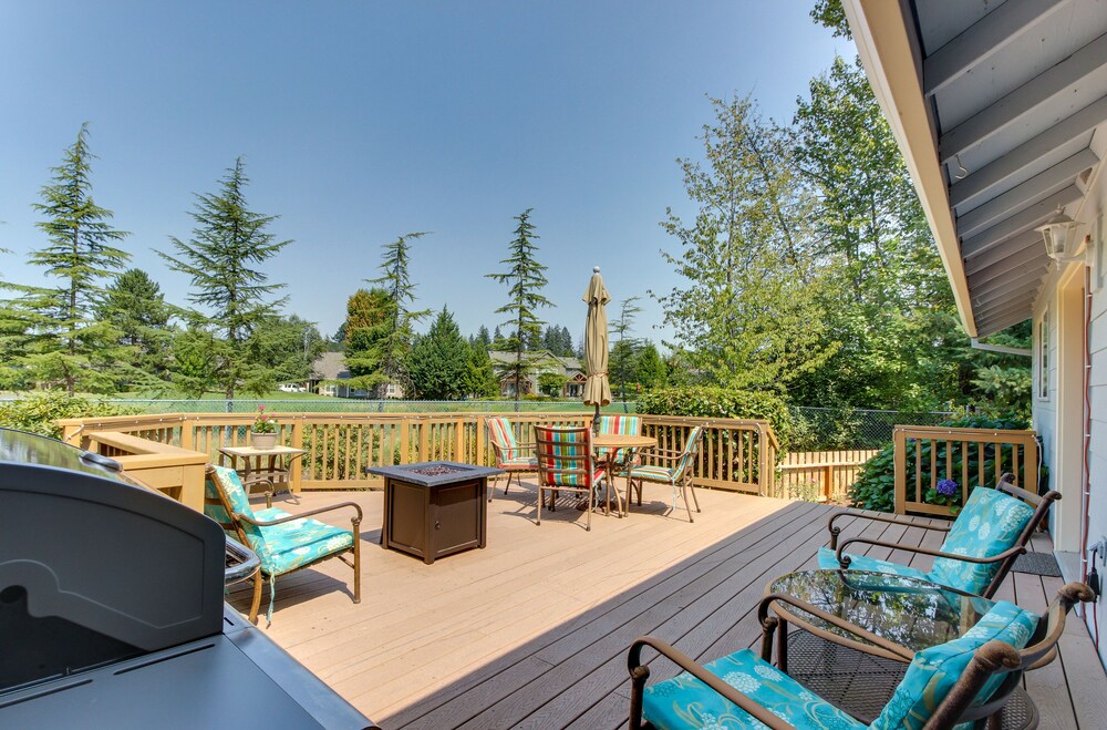 Mac Haven Home with Deck, Fireplace & Firepit - Near Downtown & Wineries