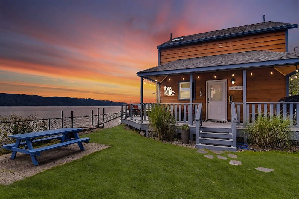 Free Nights! Beachfront Cabin+guest Boathouse +2 Kayaks in Olympia, United States