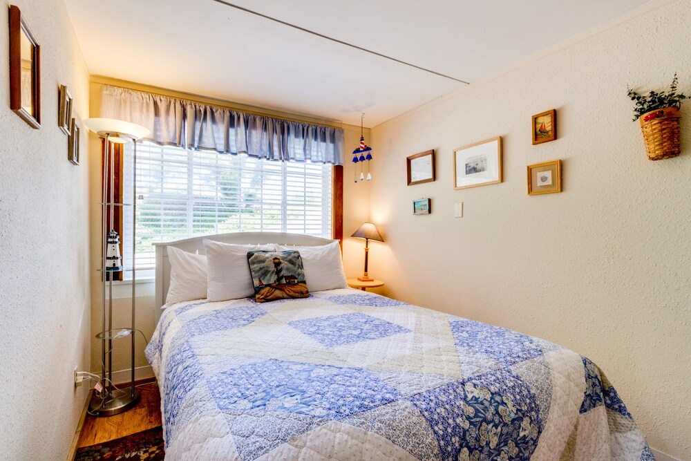 Waterfront home on Netarts Bay beautiful views, dogfriendly, near