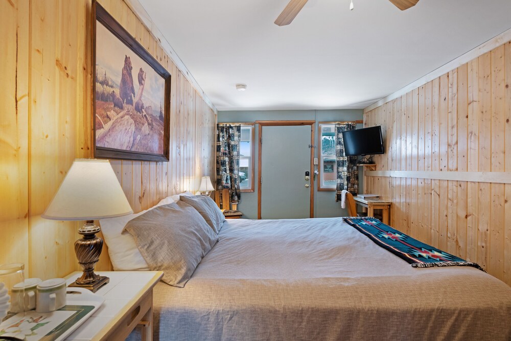 Affordable, dogfriendly lodge studio near outdoor activities w/ shared