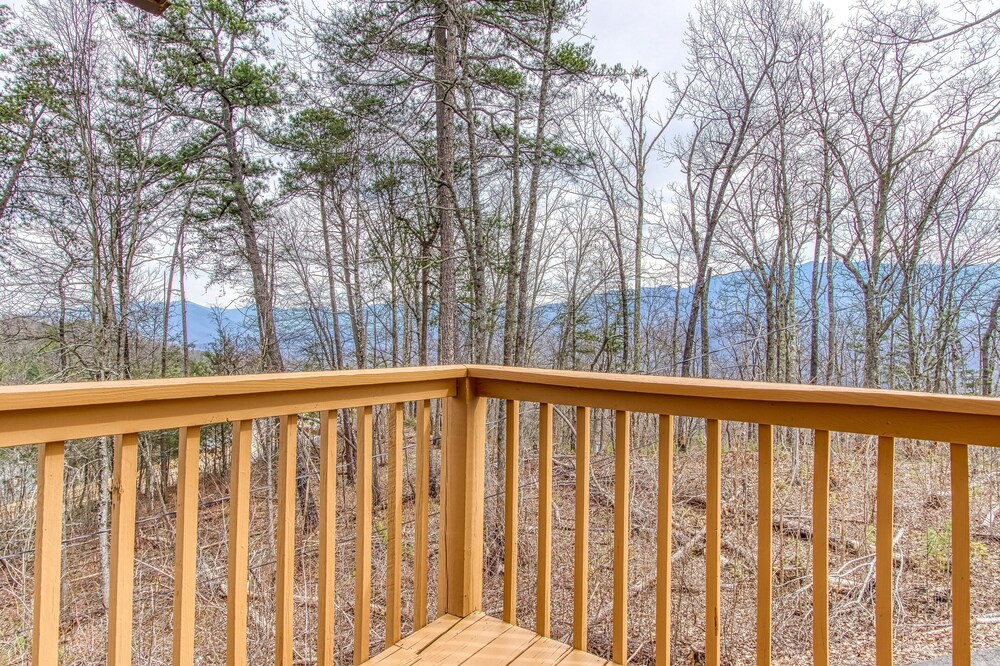 Gatlinburg Private Lodge with Game Room, Wifi, Video Arcade, Pool Access