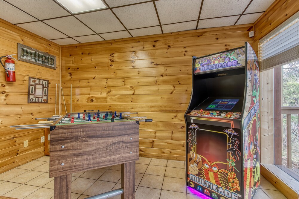 Gatlinburg Private Lodge with Game Room, Wifi, Video Arcade, Pool Access