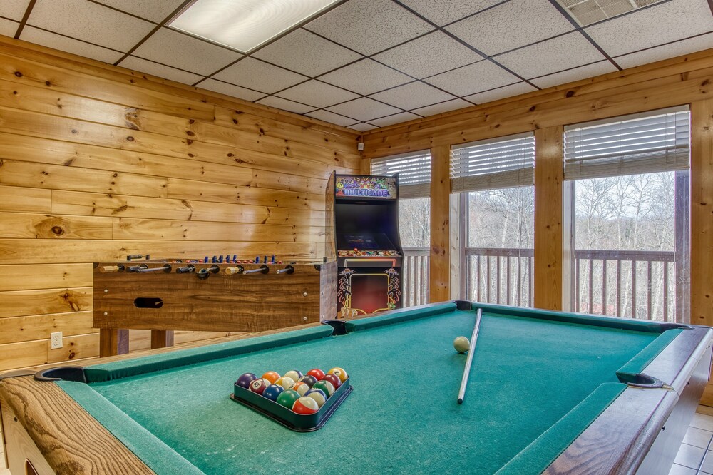 Gatlinburg Private Lodge with Game Room, Wifi, Video Arcade, Pool Access