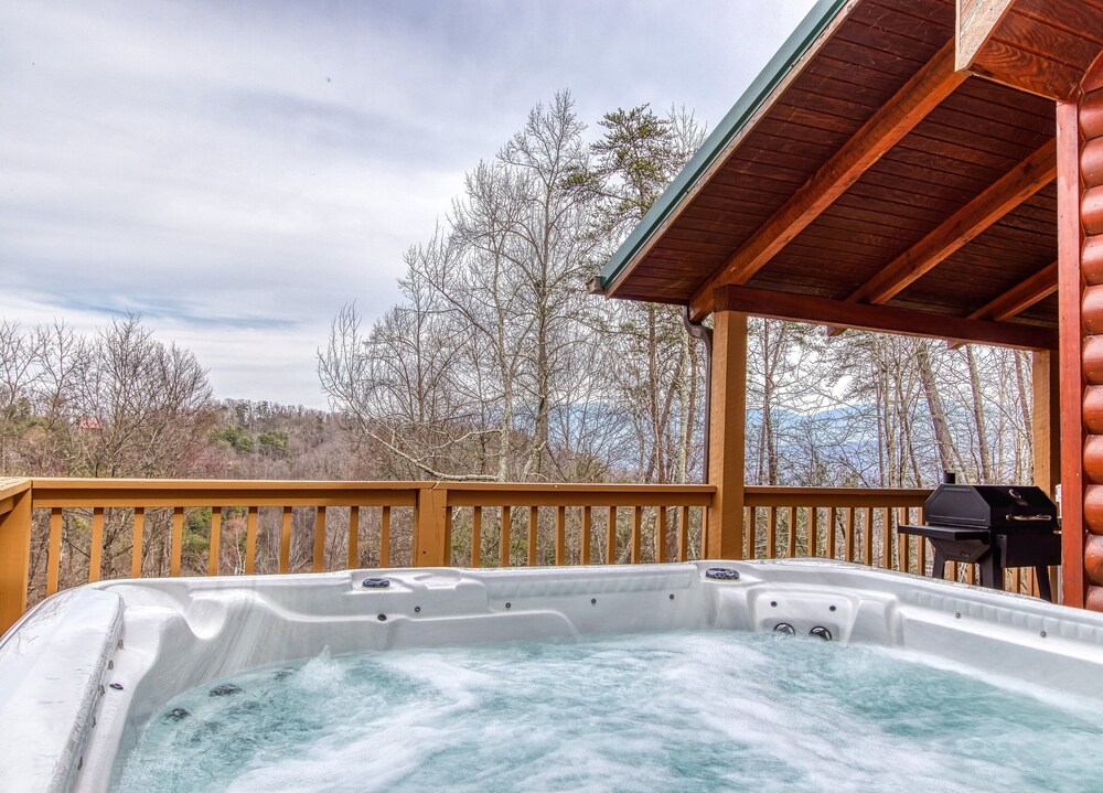 Gatlinburg Private Lodge with Game Room, Wifi, Video Arcade, Pool Access