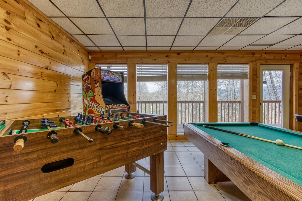 Gatlinburg Private Lodge with Game Room, Wifi, Video Arcade, Pool Access