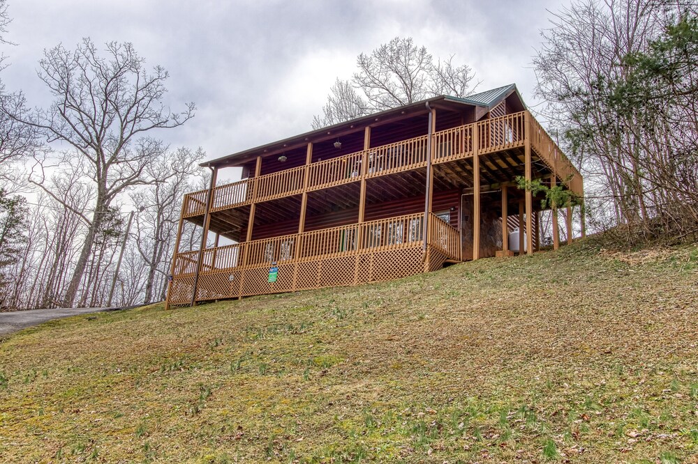 Gatlinburg Private Lodge with Game Room, Wifi, Video Arcade, Pool Access