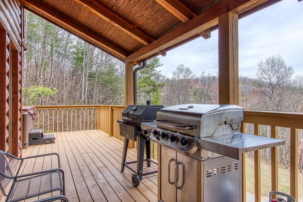 Gatlinburg Private Lodge with Game Room, Wifi, Video Arcade, Pool Access