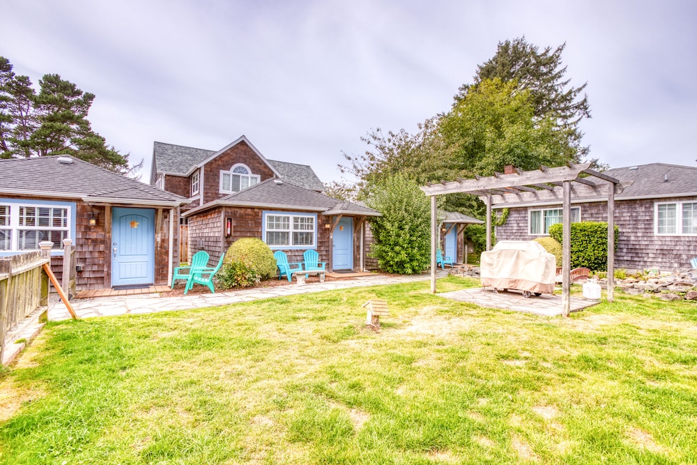 Six Dog Friendly Cottages W Shared Courtyard Grill 2 Blocks