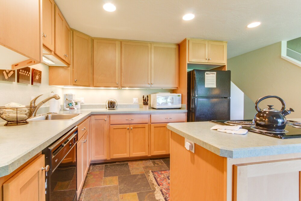 Dogfriendly Sunriver Condo with Great Location & View, SHARC Passes in
