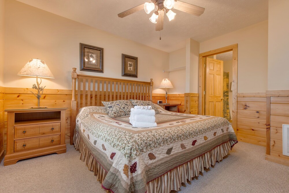 Enchanted View Lodge, 3 Bedrooms, Sleeps 10, Pool Access, Mountain View