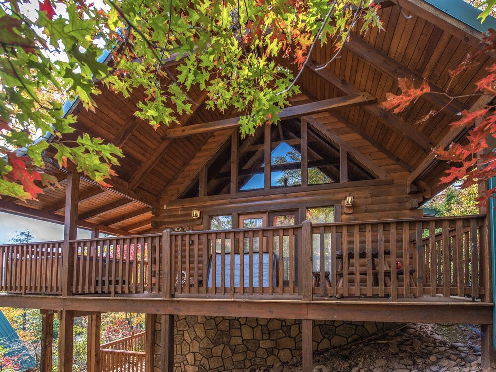 Enchanted View Lodge, 3 Bedrooms, Sleeps 10, Pool Access, Mountain View