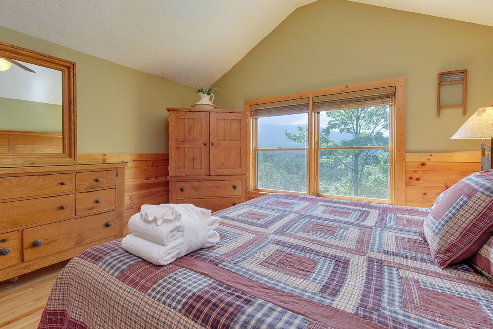 Enchanted View Lodge, 3 Bedrooms, Sleeps 10, Pool Access, Mountain View