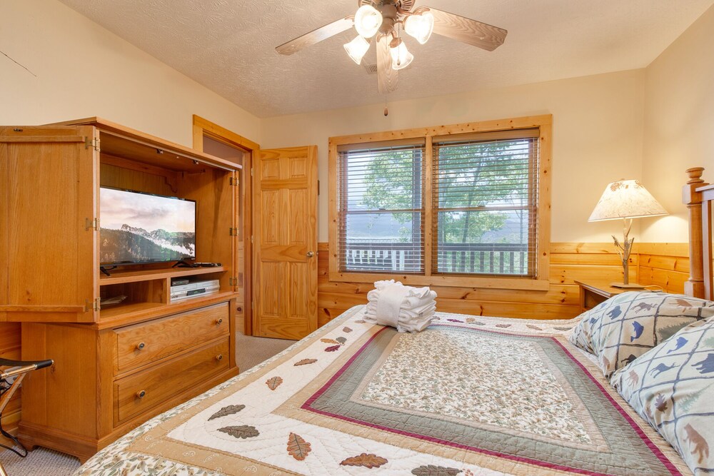 Enchanted View Lodge, 3 Bedrooms, Sleeps 10, Pool Access, Mountain View