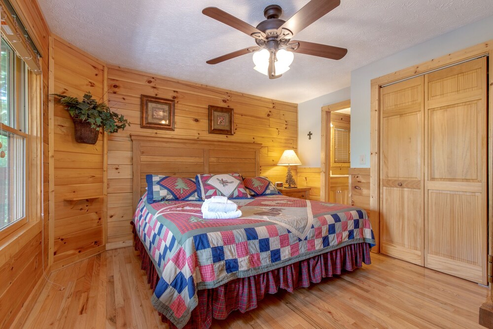 Enchanted View Lodge, 3 Bedrooms, Sleeps 10, Pool Access, Mountain View