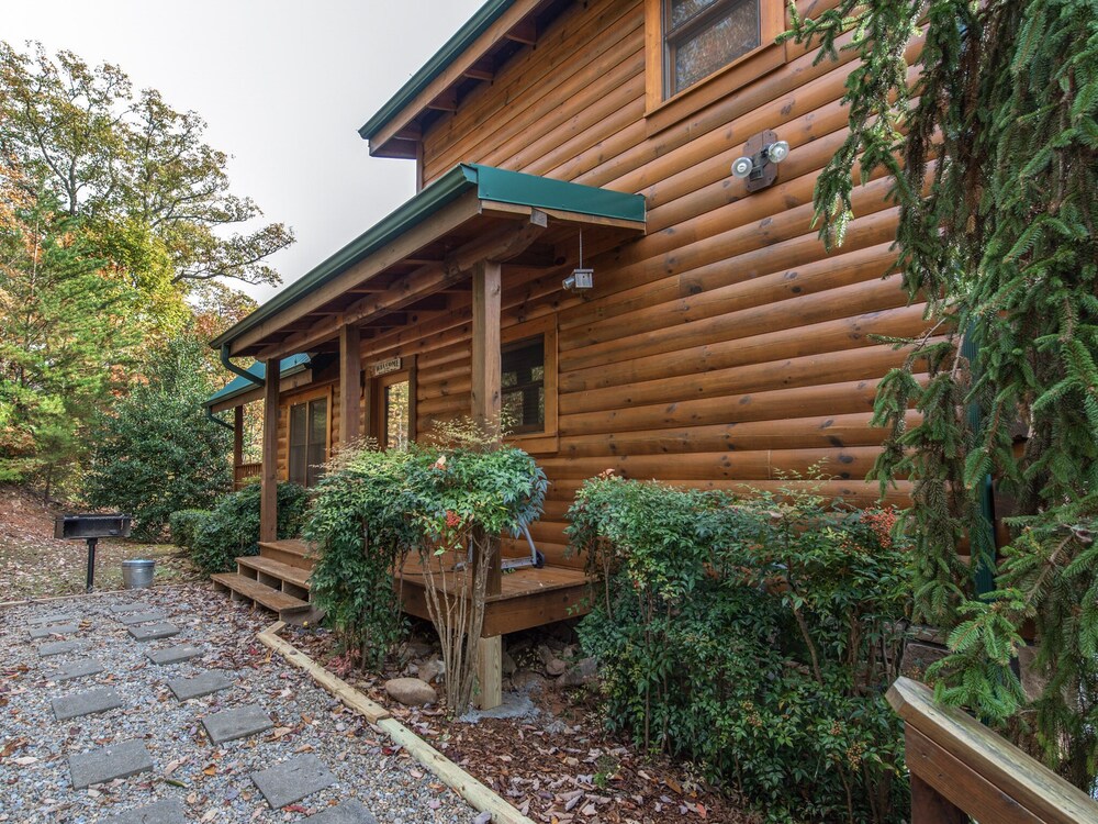 Enchanted View Lodge, 3 Bedrooms, Sleeps 10, Pool Access, Mountain View