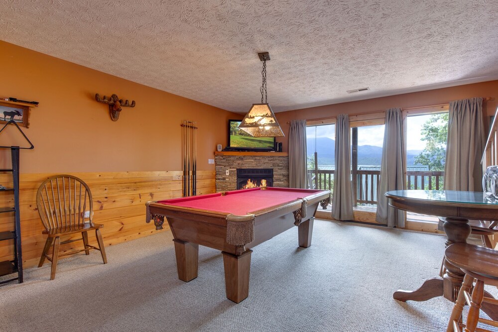 Enchanted View Lodge, 3 Bedrooms, Sleeps 10, Pool Access, Mountain View