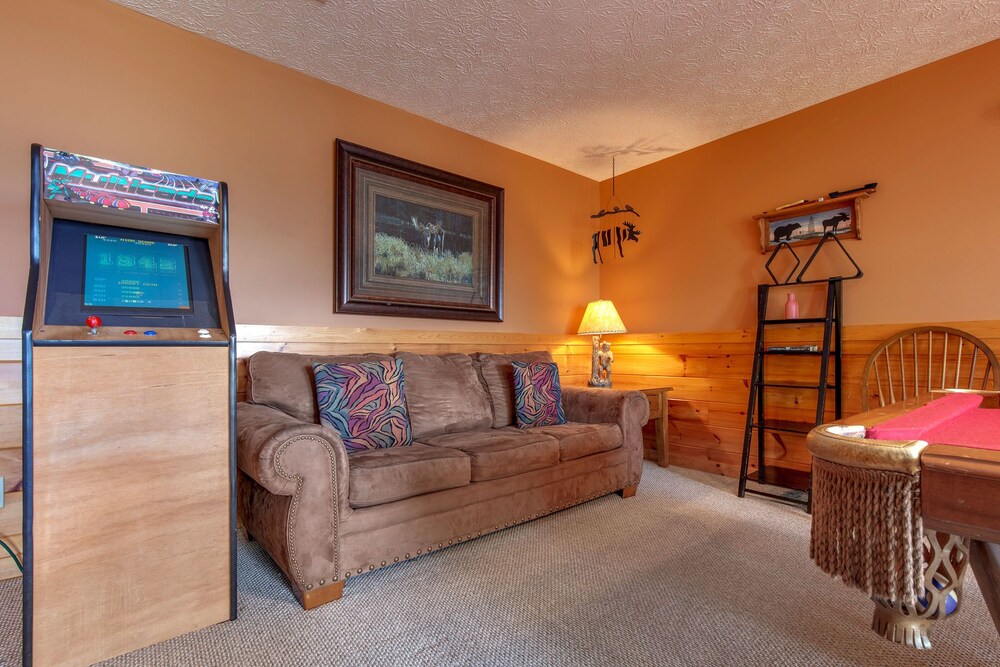 Enchanted View Lodge, 3 Bedrooms, Sleeps 10, Pool Access, Mountain View