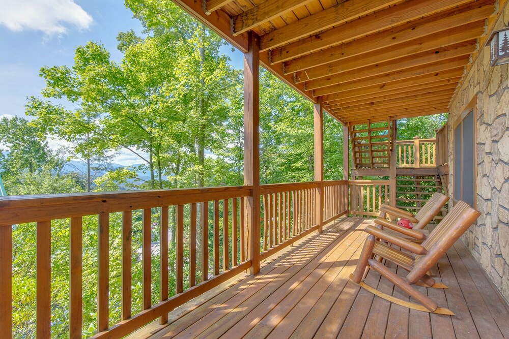 Enchanted View Lodge, 3 Bedrooms, Sleeps 10, Pool Access, Mountain View