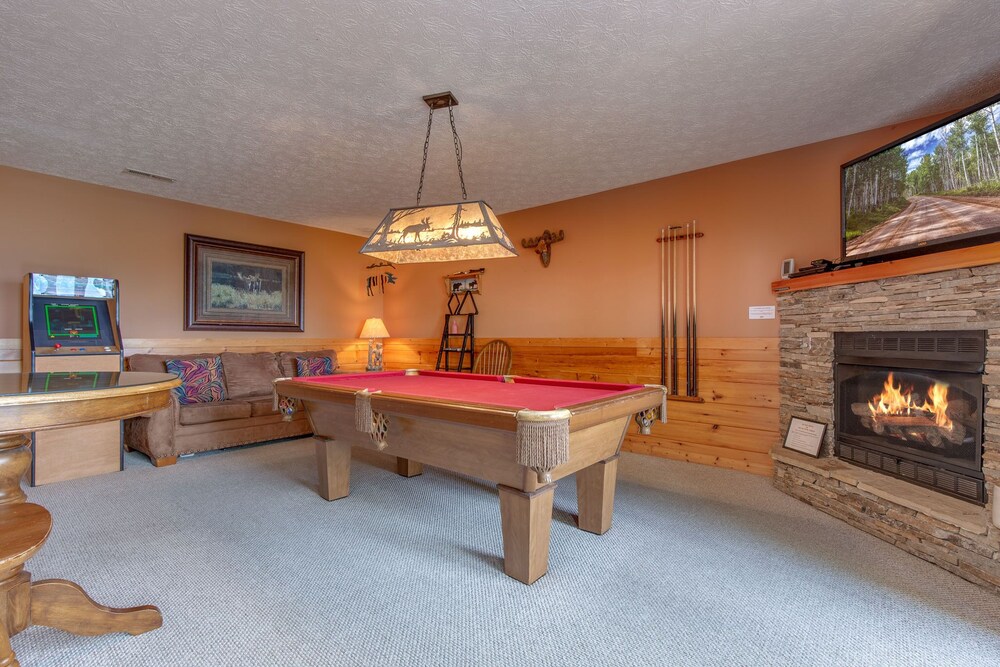 Enchanted View Lodge, 3 Bedrooms, Sleeps 10, Pool Access, Mountain View