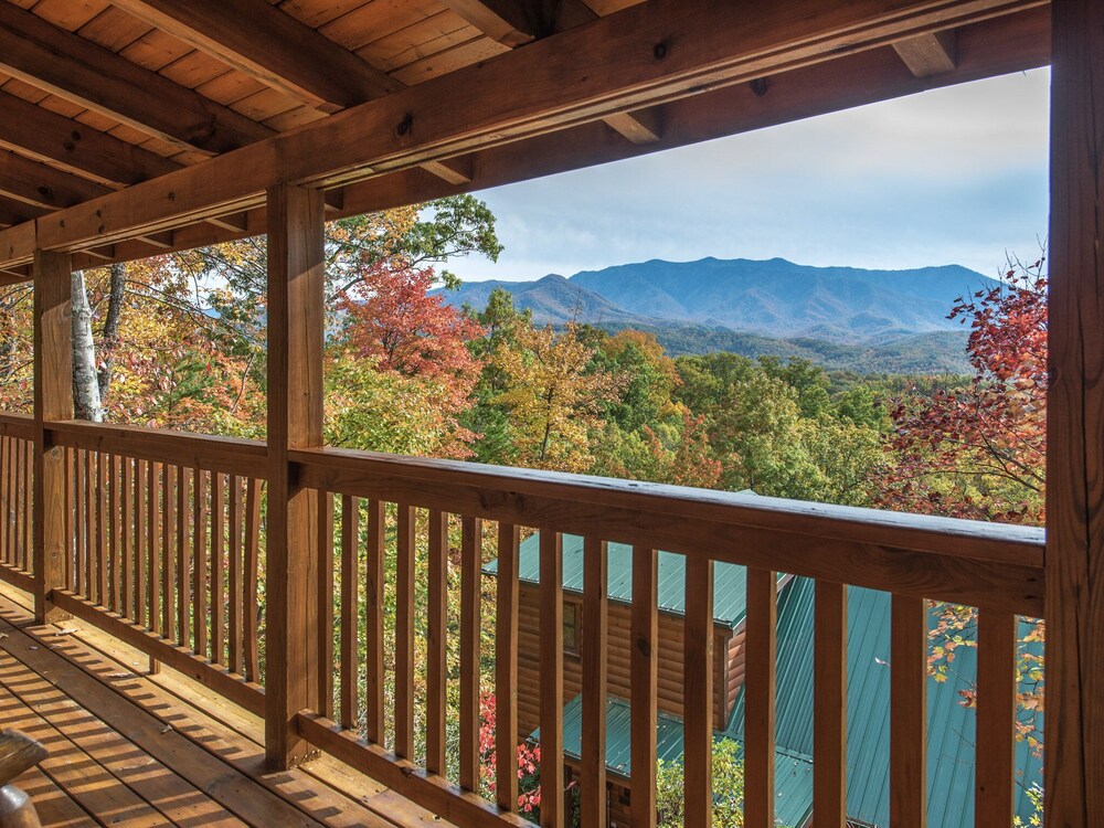 Enchanted View Lodge, 3 Bedrooms, Sleeps 10, Pool Access, Mountain View