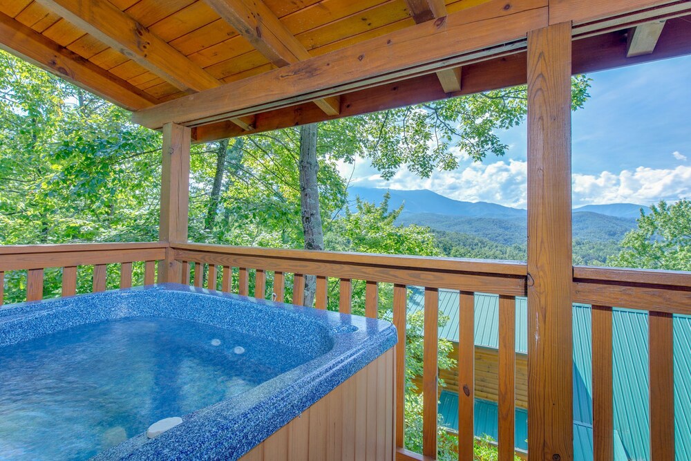 Enchanted View Lodge, 3 Bedrooms, Sleeps 10, Pool Access, Mountain View