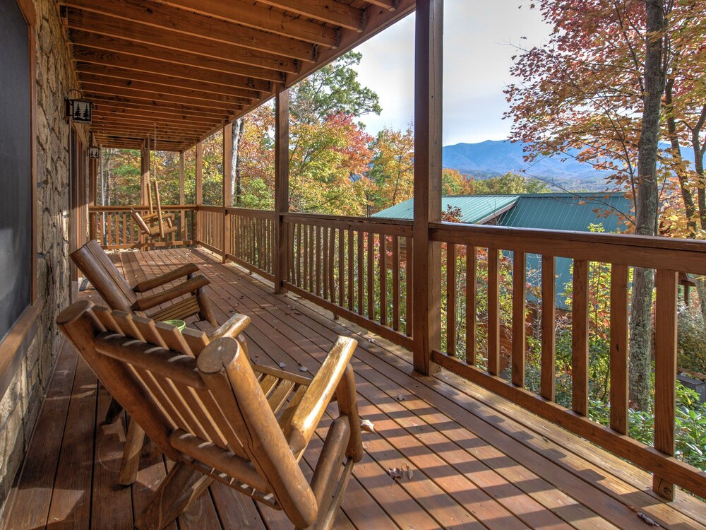 Enchanted View Lodge, 3 Bedrooms, Sleeps 10, Pool Access, Mountain View