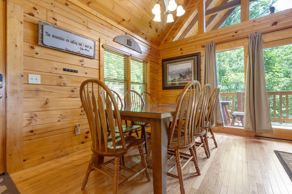 Enchanted View Lodge, 3 Bedrooms, Sleeps 10, Pool Access, Mountain View