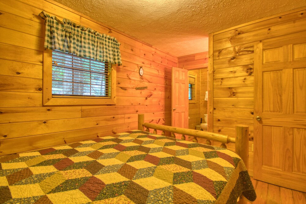 Secluded Pet Friendly Cabin Off Dollywood Lane Pigeon ...