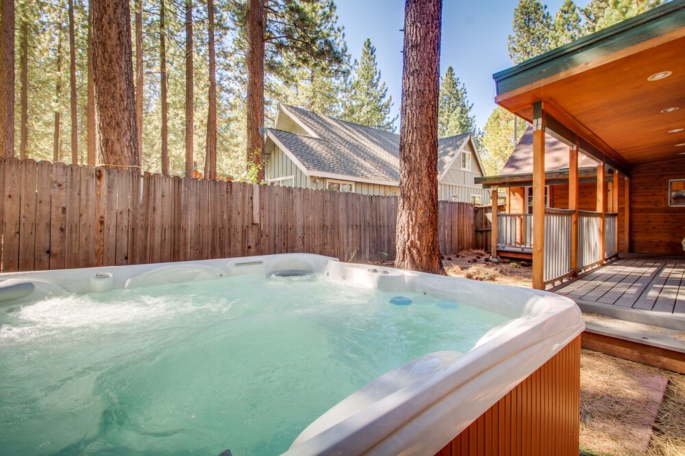 Twostory Tahoe Cabin With Room for 8 and Private hot tub, Lake Tahoe