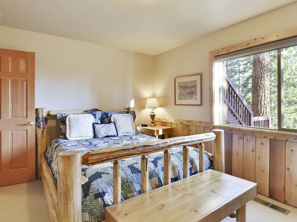 Stunning Luxury 4 bedroom Kingswood home with chefs kitchen, top of the