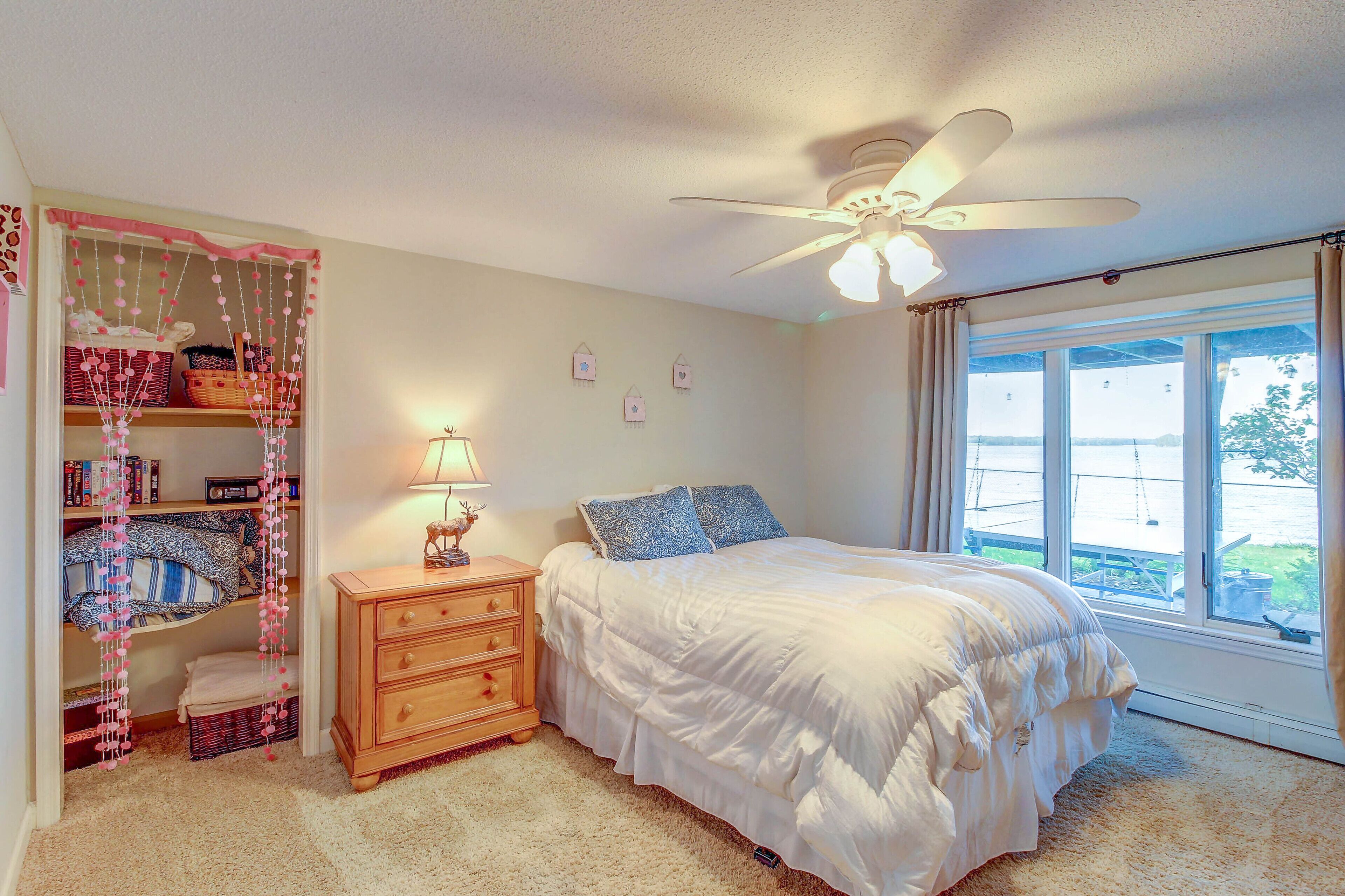 Lakefront Property With Easy Dock Access, Incredible Views & Private hot tub in Burlington, United States