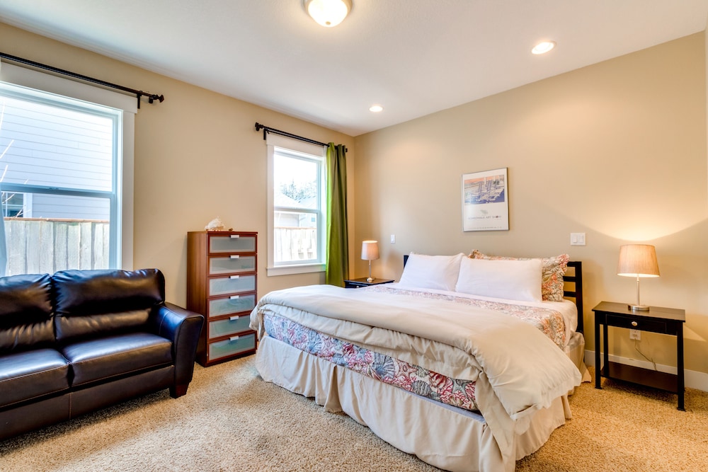 Lovely Modern Home with Private Hot Tub and WiFi Near the Bay DogFriendly Tillamook County