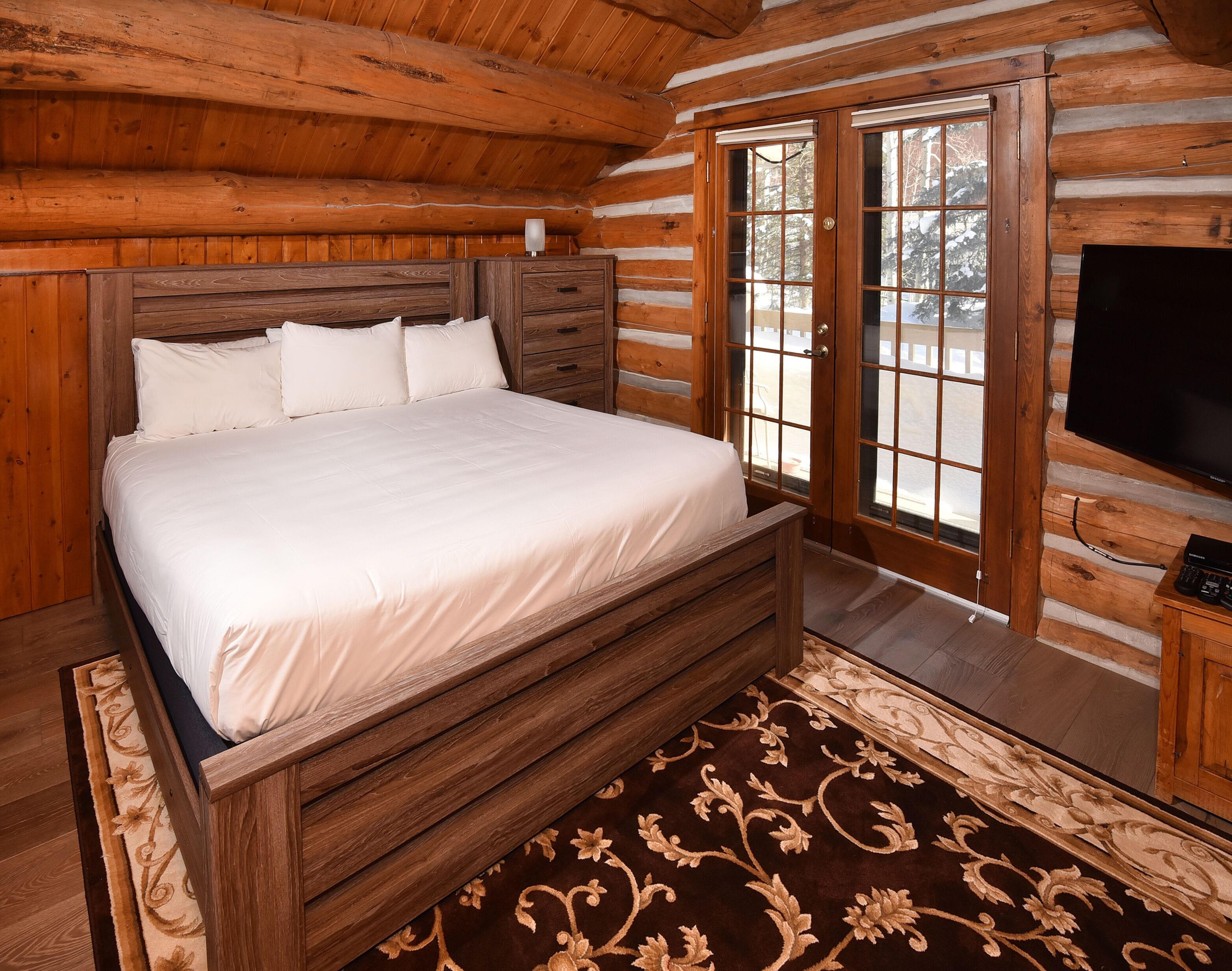 Vail Log Cabin w/ Beautiful Creek Views, Free Town Shuttle and Slope Access in Vail, United States