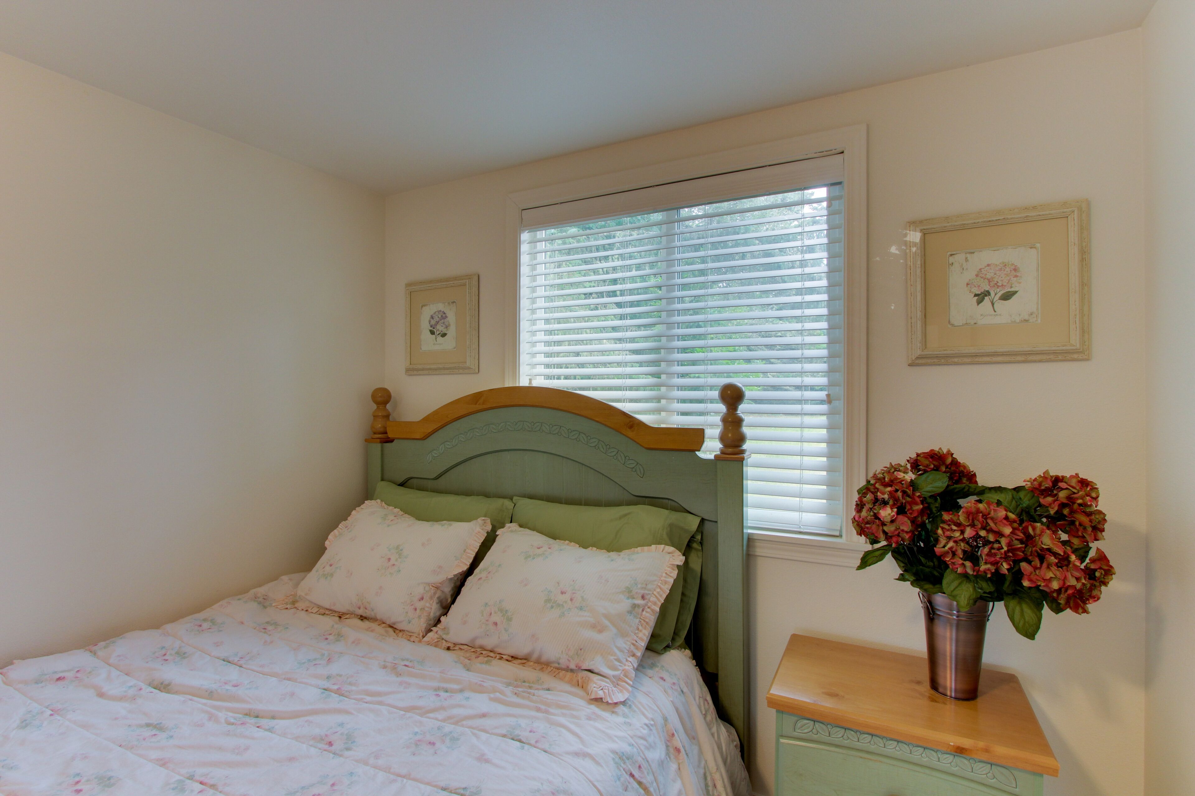 Lakeview, family-friendly home - just a block from Sunset Beach access! in Warrenton, United States