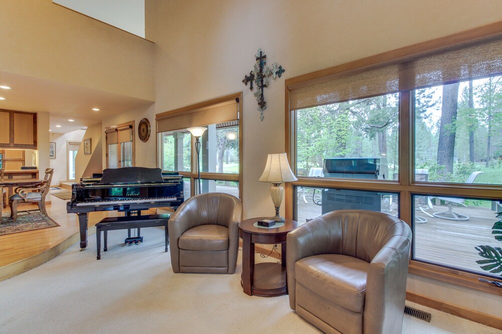 Sunriver Getaway, Golf Course Views, WiFi, Hot Tub & SHARC Passes