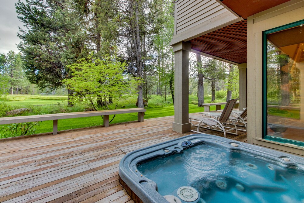 Sunriver Getaway, Golf Course Views, WiFi, Hot Tub & SHARC Passes