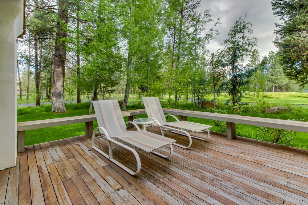 Sunriver Getaway, Golf Course Views, WiFi, Hot Tub & SHARC Passes